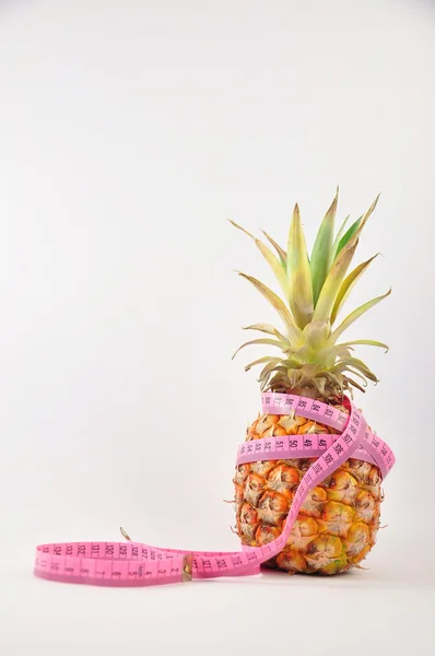 Ananas mit Maßband über Weiß isoliert — Stockfoto