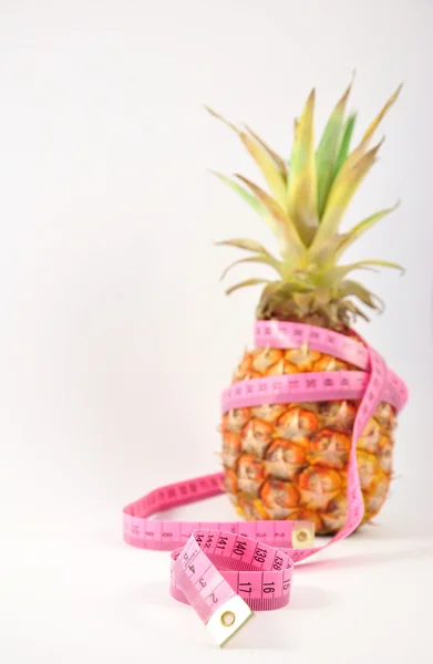 Ananas met meetlint geïsoleerd op wit — Stockfoto