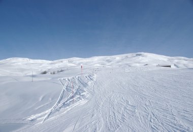 teleferik ve Fransa Alpleri'nde Dağları inişli, tam Kayak Sezonu Kayak