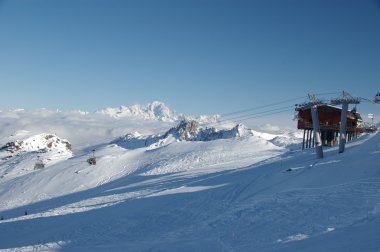 teleferik ve Fransa Alpleri'nde Dağları inişli, tam Kayak Sezonu Kayak