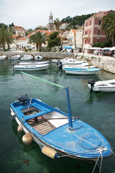 Port de Hvar avec des bateaux — Photo