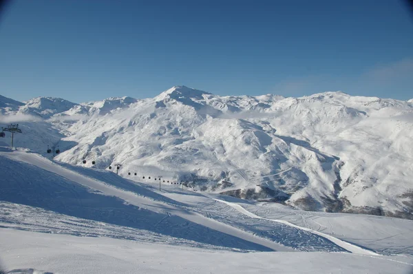 Elevador de esqui e pista de esqui na França alpes montanhas, temporada de esqui completo — Fotografia de Stock