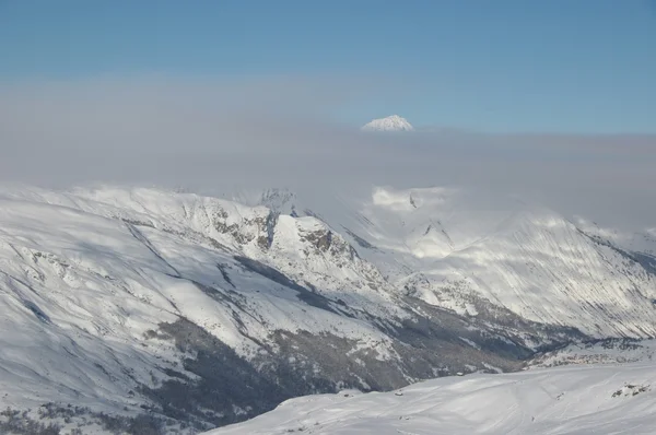 Lyžařský vlek a lyžařské svahu ve Francii Alpy, hory, plný lyžařské sezóny — Stock fotografie