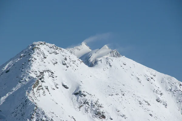 Teleferik ve Fransa Alpleri'nde Dağları inişli, tam Kayak Sezonu Kayak — Stok fotoğraf