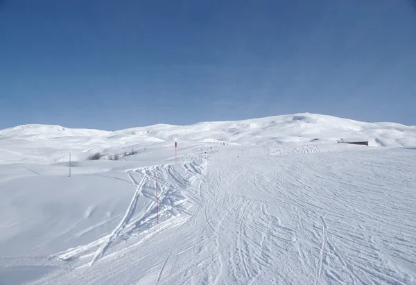 Skidlift och skidar sluttar i Frankrike Alperna bergen, full skidsäsongen — Stockfoto