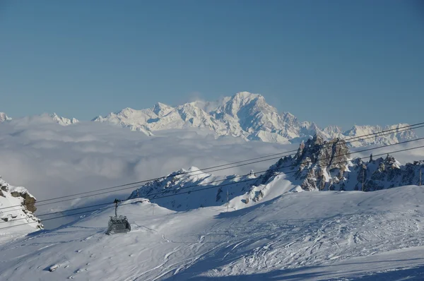 Λιφτ του σκι και σκι κλίση στις Άλπεις Γαλλία βουνά, πλήρη σεζόν σκι — Φωτογραφία Αρχείου
