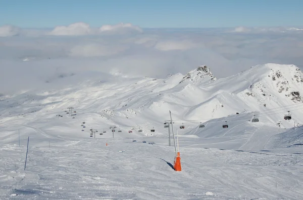 Remonte y pista de esquí en Francia alpes montañas, temporada completa de esquí —  Fotos de Stock