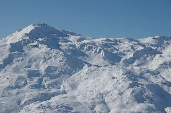 Горнолыжный подъемник и горнолыжный спуск во Франции альпы, полный лыжный сезон — стоковое фото