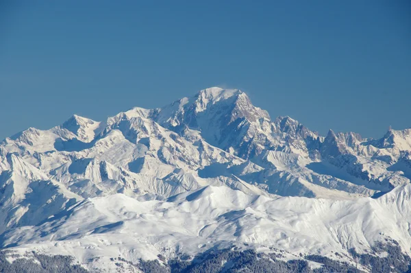 Wyciąg narciarski i narciarskiego stoku Alp Francja góry, pełny sezon narciarski — Zdjęcie stockowe