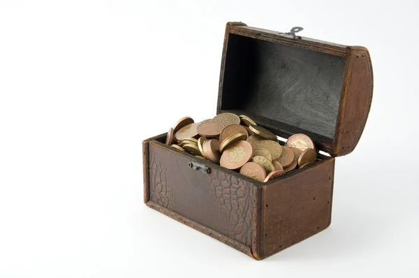 Ahşap Antik bir sandık dolusu para — Stok fotoğraf