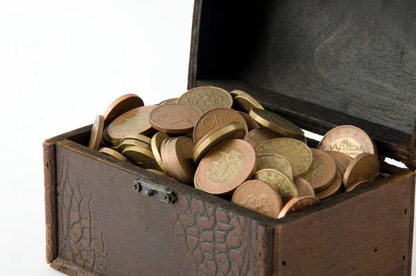A wooden ancient chest full of money — Stock Photo, Image