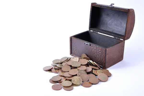Ahşap Antik bir sandık dolusu para — Stok fotoğraf