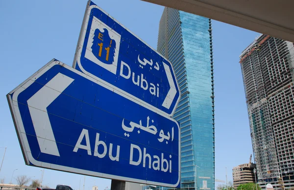 Πινακίδα κυκλοφορίας στο Ντουμπάι — Φωτογραφία Αρχείου