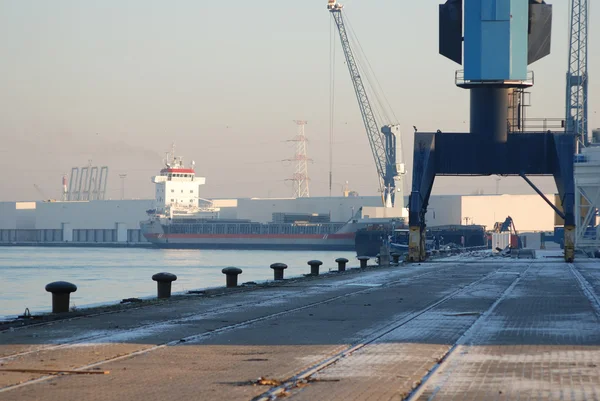 Crane and ship — Stock Photo, Image