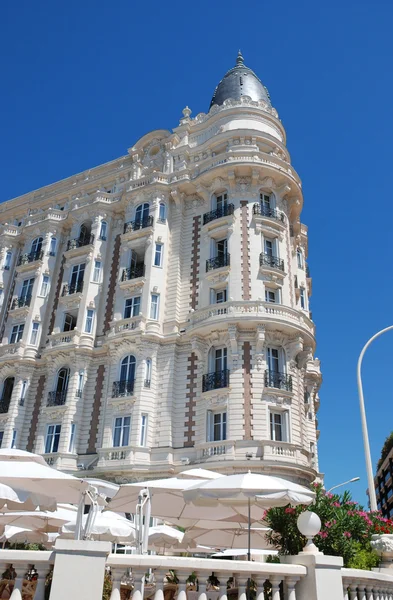 Luxurious hotel on the croisette in Cannes — Stock Photo, Image