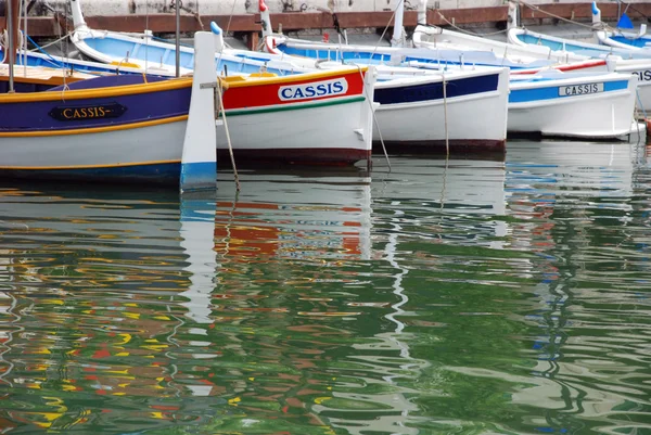Velhos barcos de pesca em Cassis — Fotografia de Stock