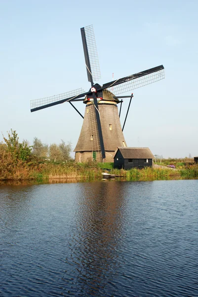 Windmühle mit Häuschen — Stockfoto