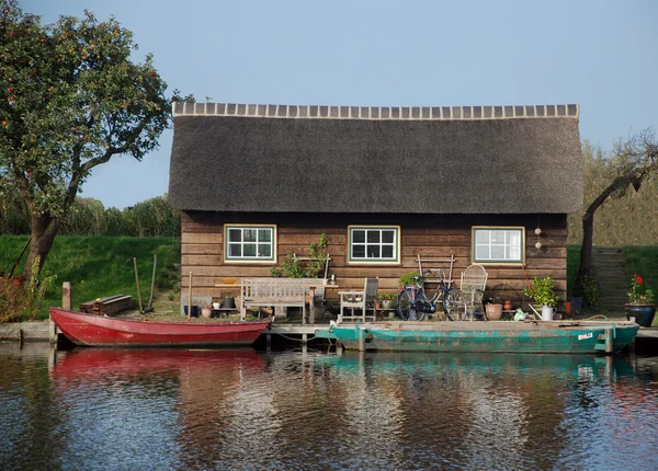 Маленький сарай для лодок — стоковое фото