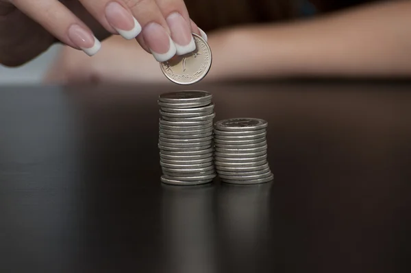 Mão com moeda — Fotografia de Stock