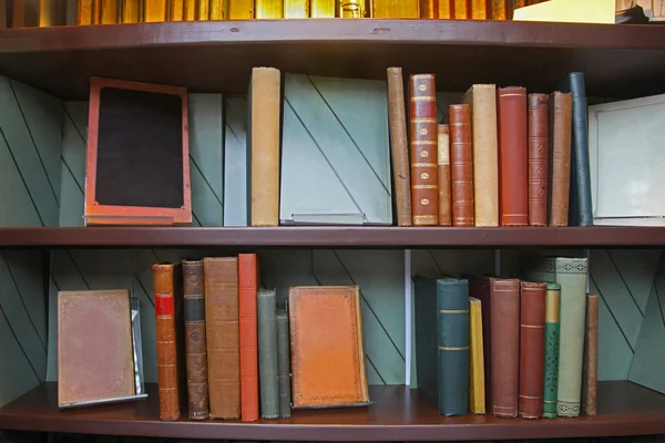 Eski kitaplar kütüphane — Stok fotoğraf
