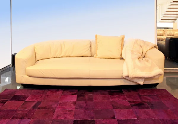 Бежевый диван — стоковое фото