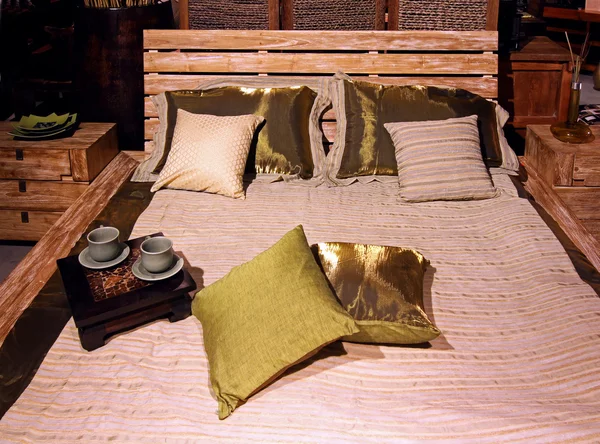 Деревянная кровать — стоковое фото