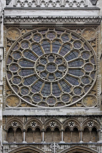 Rundes Kirchenfenster — Stockfoto
