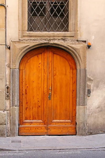 Duże drewniane drzwi — Zdjęcie stockowe