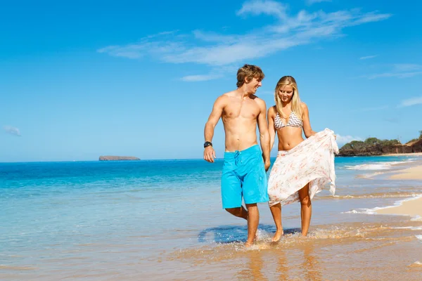 Mladý pár na tropické pláži — Stock fotografie