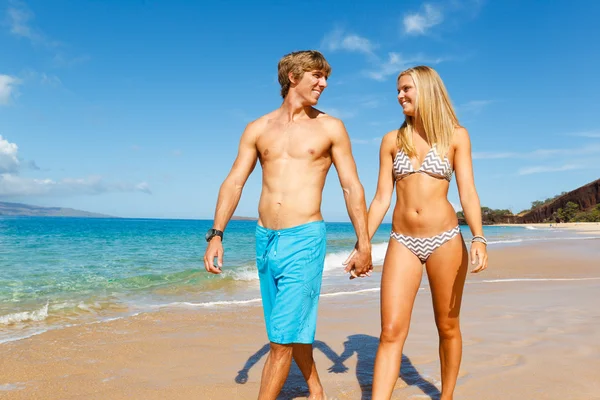 Young Couple on Tropical Beach — Stock Photo, Image
