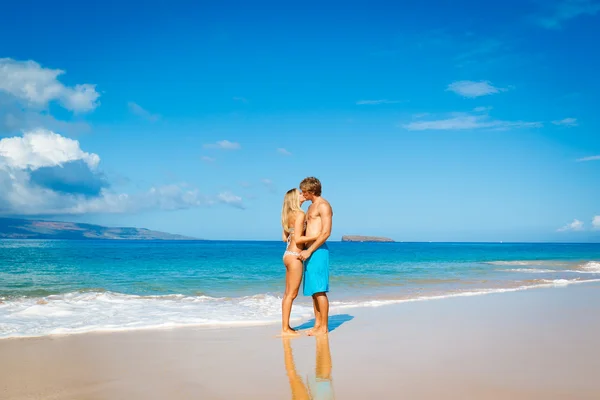 Νεαρό ζευγάρι στην τροπική παραλία — Φωτογραφία Αρχείου