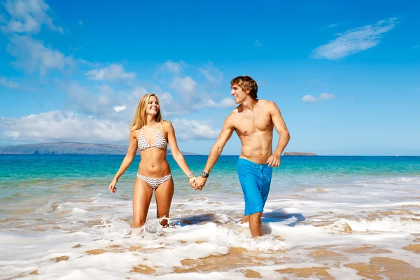 Young Couple on Tropical Beach — Stock Photo, Image