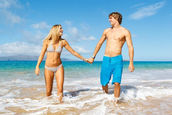 Pareja joven en la playa tropical — Foto de Stock