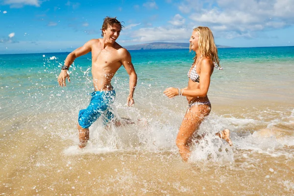 Junges Paar am tropischen Strand — Stockfoto