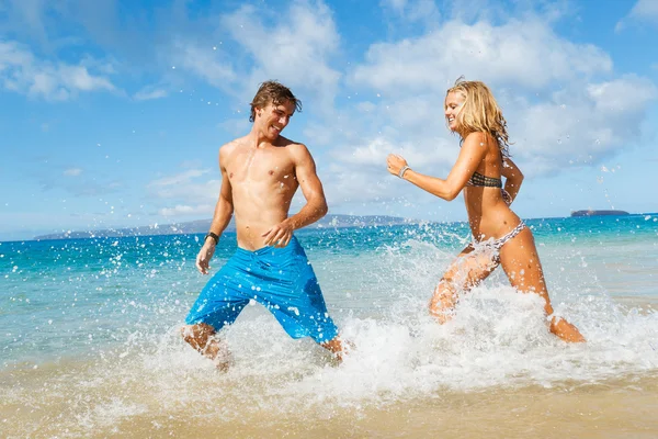 热带海滩上的年轻夫妇 — 图库照片