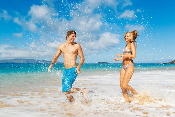 Młoda para na tropikalnej plaży — Zdjęcie stockowe