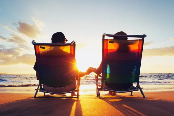Casal romântico feliz desfrutando belo pôr do sol na praia — Fotografia de Stock