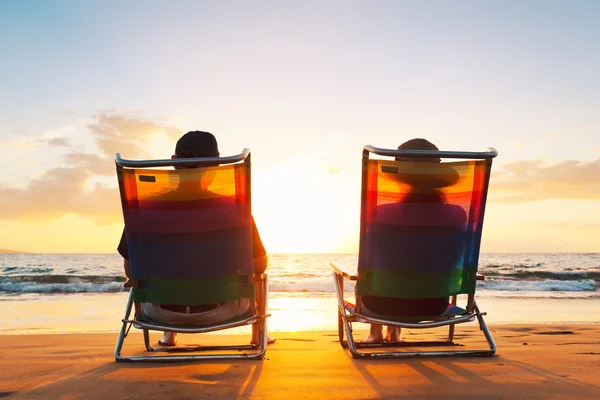 Ευτυχισμένο ρομαντικό ζευγάρι απολαμβάνοντας το μαγευτικό ηλιοβασίλεμα στην παραλία — Φωτογραφία Αρχείου