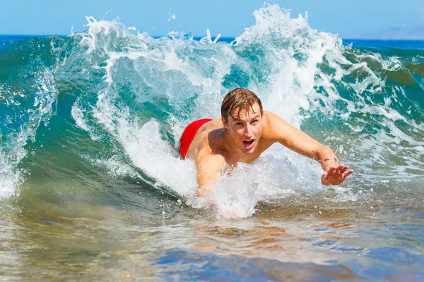 Test-szörfözés a strandon — Stock Fotó