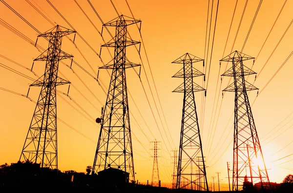 Elektryczne linie energetyczne — Zdjęcie stockowe