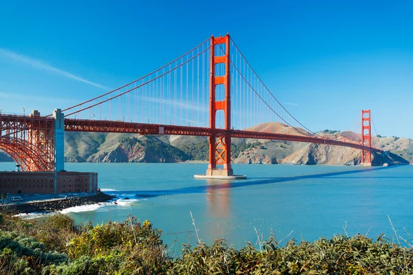 The Golden Gate Bridge in San Francisco with beautiful blue ocea — Stock Photo, Image