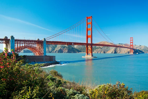 Голден Гейт Брідж у San Francisco з красивою блакитний ocea — стокове фото