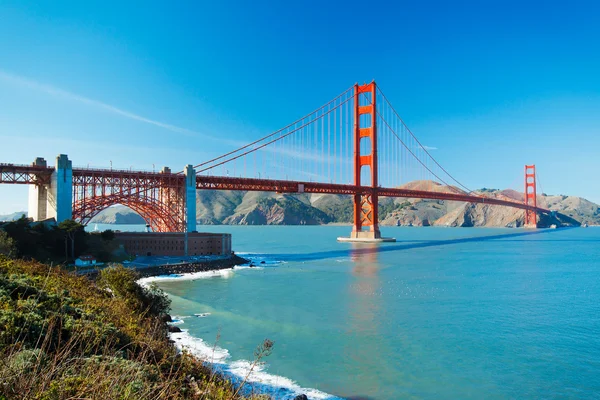 Il Golden Gate Bridge di San Francisco con una bellissima ocea blu — Foto Stock