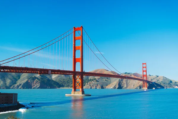Мост Золотой Гейт в Сан-Франциско с красивой голубой океей — стоковое фото