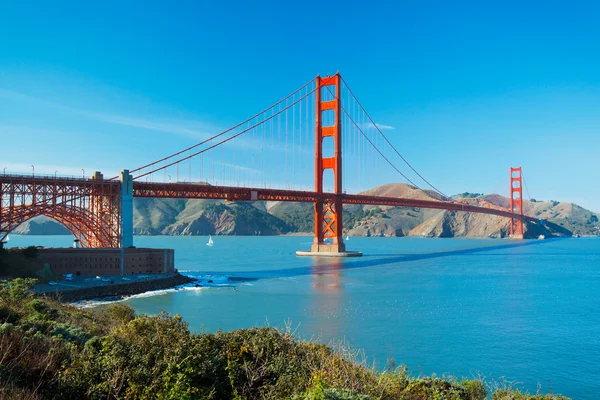 El puente Golden Gate en San Francisco con hermosa ocea azul — Foto de Stock