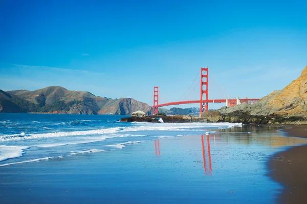 Most golden gate v san Francisku s krásnou modrou ocea — Stock fotografie