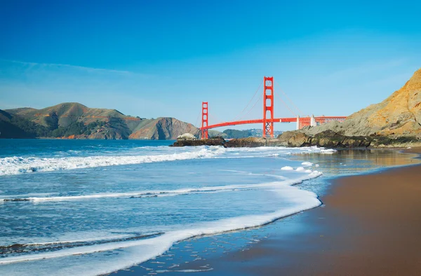 Il Golden Gate Bridge di San Francisco con una bellissima ocea blu — Foto Stock