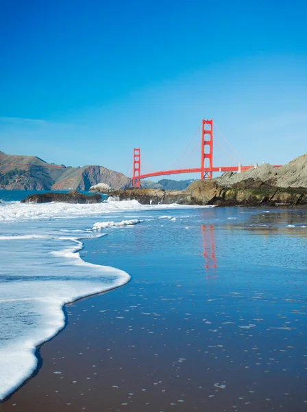 A Ponte Golden Gate em São Francisco com uma bela ocea azul — Fotografia de Stock