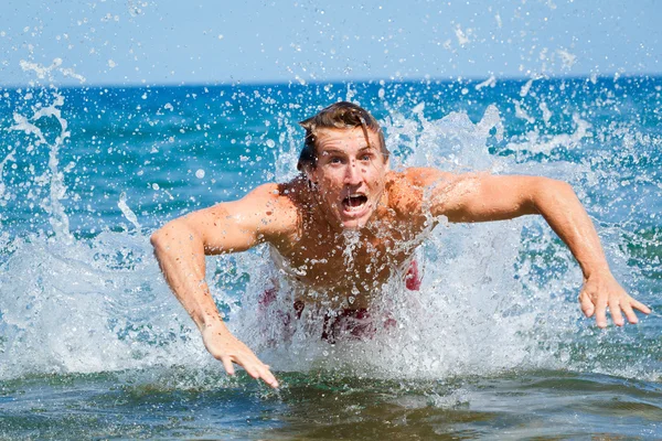 Uomo nuoto farfalla colpi in oceano — Foto Stock