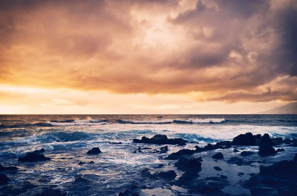 Bouře na moři, oceánské bouře při západu slunce — Stock fotografie